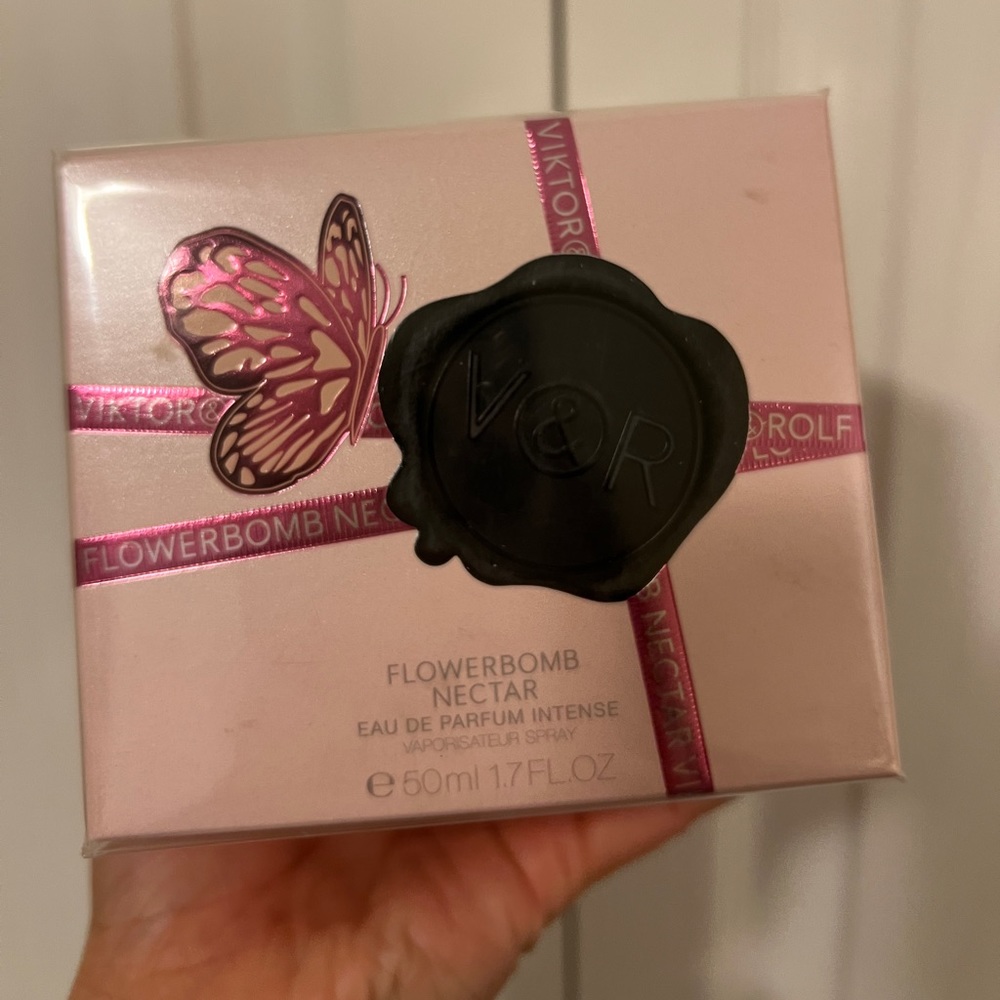 New Flowerbomb nectar perfume,unused, unopened. Selling due to duplicate order.